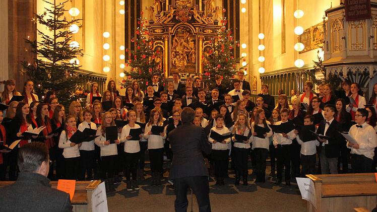 Absolut klanggewaltig war das Adventskonzert. Schulleiter Horst Pfadenhauer zollte den 150 Mitwirkenden größten Respekt.