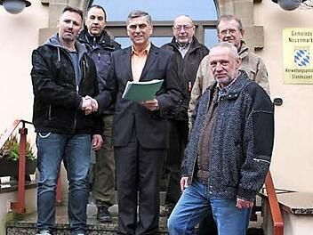 Einige Neuenmarkter Bürger - Frank Scholz als Sprecher der Initiative, Steffen Auerswald, Frank Kastner, Dieter Sachs und Detlef Beyerlein - überreichten an Bürgermeister Siegfried Decker eine 28-seitige Liste mit 454 Unterschriften gegen das geplante Baugebiet "Steigengasse" und für einen verbesserten Hochwasserschutz. Foto: Sonja Adam