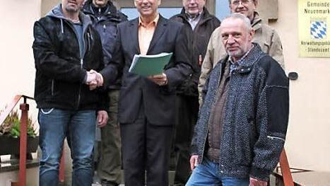 Einige Neuenmarkter Bürger - Frank Scholz als Sprecher der Initiative, Steffen Auerswald, Frank Kastner, Dieter Sachs und Detlef Beyerlein - überreichten an Bürgermeister Siegfried Decker eine 28-seitige Liste mit 454 Unterschriften gegen das geplante Baugebiet "Steigengasse" und für einen verbesserten Hochwasserschutz. Foto: Sonja Adam