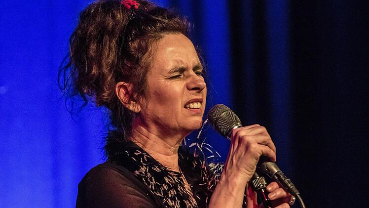 Nessi Tausendschön bei ihrem Auftritt im "Schwarzen Bären". Foto: Jochen Berger