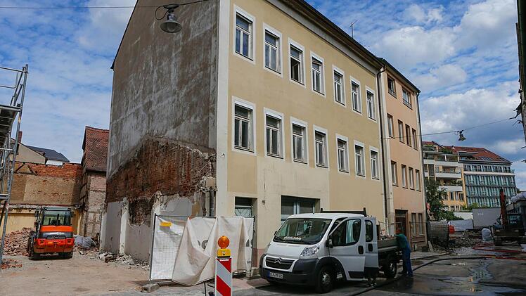 Diese beiden Häuser an der Hellerstraße stehen unter Denkmalschutz und müssen erhalten werden. Foto: Matthias Hoch