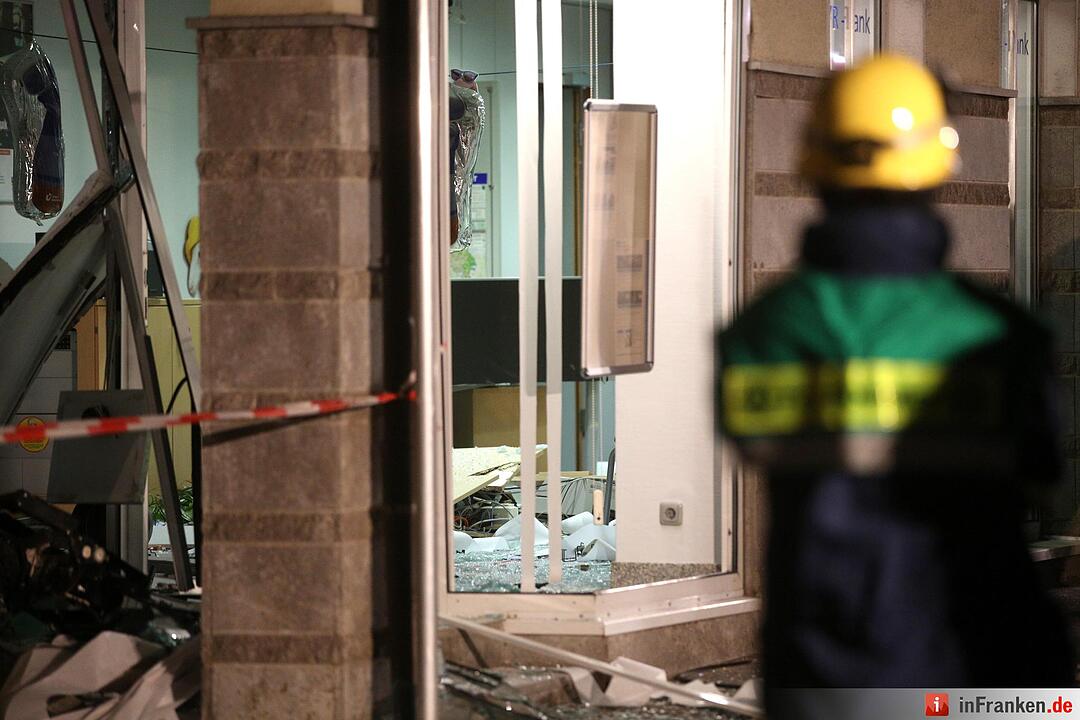 Unbekannte sprengen Geldautomat im Kreis Schweinfurt – Großfahndung läuft