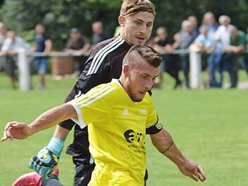 Der Ebensfelder Torsch&uuml;tze Kevin Popp hat den Schammelsdorfer Torwart Roman Hochhalter ausgespielt und zielt aufs Tor. Foto: Gunther Czepera