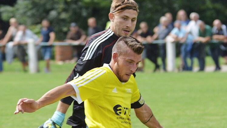 Der Ebensfelder Torsch&uuml;tze Kevin Popp hat den Schammelsdorfer Torwart Roman Hochhalter ausgespielt und zielt aufs Tor. Foto: Gunther Czepera
