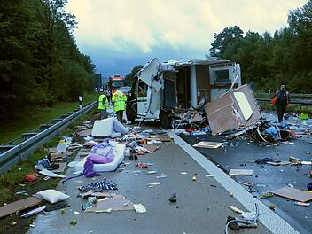 Trümmerhaufen: Ein Laster prallte auf der A7 nahe der Anschlussstelle Volkers in ein Wohnmobil. Foto: Polizei