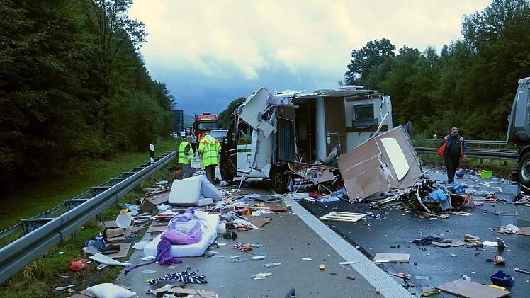 Trümmerhaufen: Ein Laster prallte auf der A7 nahe der Anschlussstelle Volkers in ein Wohnmobil. Foto: Polizei