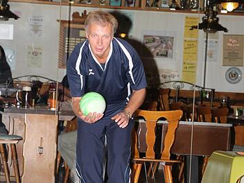 Ottmar Wich-Herrlein erzielte zwar sehr gute 527 Holz, konnte aber die Niederlage des Post SV Kronach M2g bei der Gemütlichkeit F1g (Frauen-Kreisklasse A Nord) nicht verhindern. Foto: Rainer Glissnik