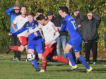Gleich mit zwei Spielern des FC 06 Bad Kissingen nimmt es der Rannunger Fabian Erhard hier auf, der aber gegen Jonas Schmitt (links) und Philip Greubel kein Tor zustande brachte.Hopf