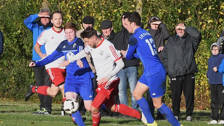 Gleich mit zwei Spielern des FC 06 Bad Kissingen nimmt es der Rannunger Fabian Erhard hier auf, der aber gegen Jonas Schmitt (links) und Philip Greubel kein Tor zustande brachte.Hopf