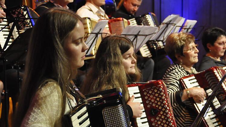 Für das Akkordeonorchester ist das Elternkonzert ein idealer Ort seine Leistungen zu zeigen. Foto: Peter Klopf