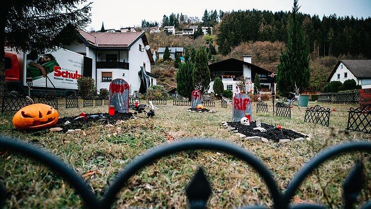 Sich zuprostende Geister, blutige Gestalten und offene Gräber: Sabrina de Groot hat sich einiges einfallen lassen, um ihren Garten in Wilhelmsthal in den zwei Wochen vor Halloween schaurig schön zu gestalten. Foto: Marian Hamacher