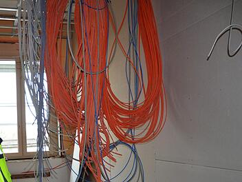 Beim Versuch die Lampe zu l&ouml;sen, riss der junge Mann 1,5 Meter Stromkabel aus der Decke. Symbolbild: Rainer Lutz