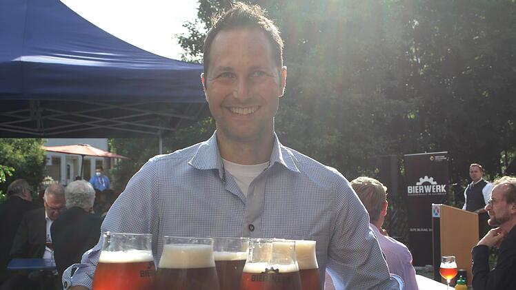 Lehrer Marco Scherl servierte das Schülerbier "Frostis Winterseidla": Es schmeckte auch im Sommer.