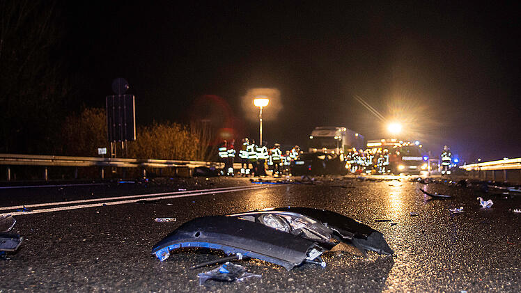 Nach Kollision mit Sattelzug: Person verstirbt noch an der Unfallstelle