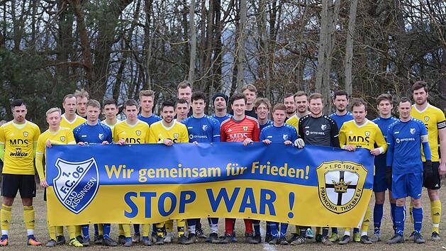 Vereint f&uuml;r eine klare Friedensbotschaft zeigten sich die Kicker des FC 06 Bad Kissingen und FC Thulba. Foto: ssp
