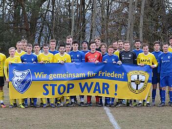 Vereint für eine klare Friedensbotschaft zeigten sich die Kicker des FC 06 Bad Kissingen und FC Thulba. Foto: ssp