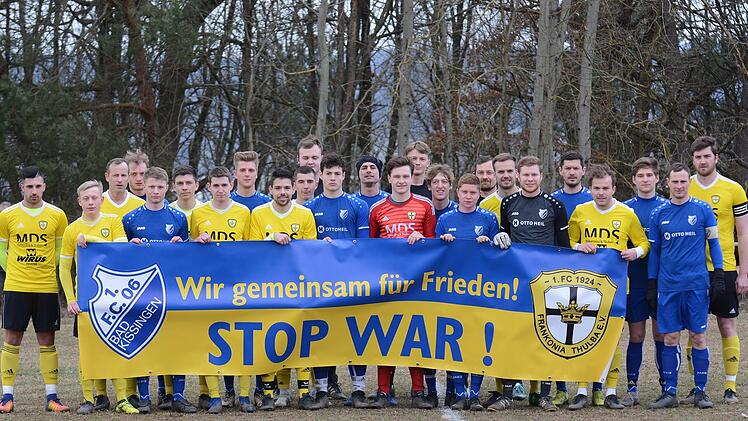 Vereint für eine klare Friedensbotschaft zeigten sich die Kicker des FC 06 Bad Kissingen und FC Thulba. Foto: ssp