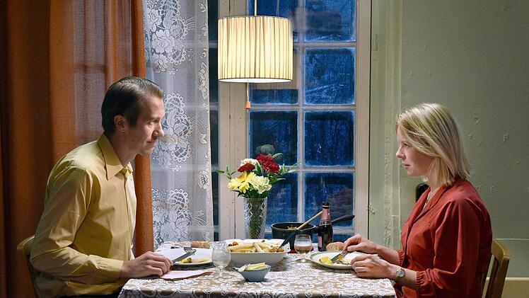 Ansa (Alma P&ouml;ysti) und Holappa (Jussi Vatanen) haben sich zu einem gemeinsamen Abendessen verabredet. Doch es l&auml;uft anders, als geplant.