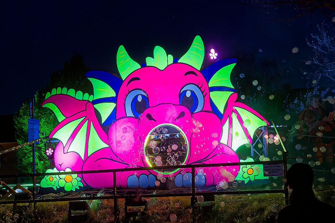 Eine magische Kulisse mit effektvoll platzierter Lichtkunst.