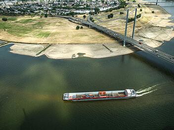 Niedrigwasser am Rhein in D&uuml;sseldorf