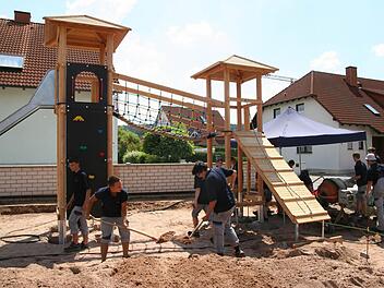Jetzt noch die Erde und den Sand verteilen und der Spielplatz ist fast fertig. Foto: Werner Baier