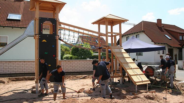 Jetzt noch die Erde und den Sand verteilen und der Spielplatz ist fast fertig. Foto: Werner Baier