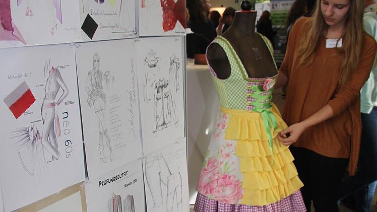 Ute Hirschmann zeigt das Dirndl. "Man muss kreativ sein und Spaß am Nähen haben", sagt Ute Hirschmann Foto: Sonja Adam