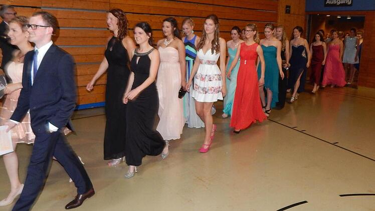 Die Abiturienten nahmen in festlicher Garderobe ihre Zeugnisse entgegen. Foto: Mona Lisa Eigenfeld