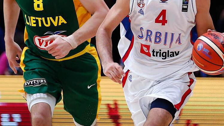 Der serbische Aufbauspieler Milos Teodosic (rechts) wird vom besten Litauer, Jonas Maciulis verfolgt. Foto: Sebastien Nogier
