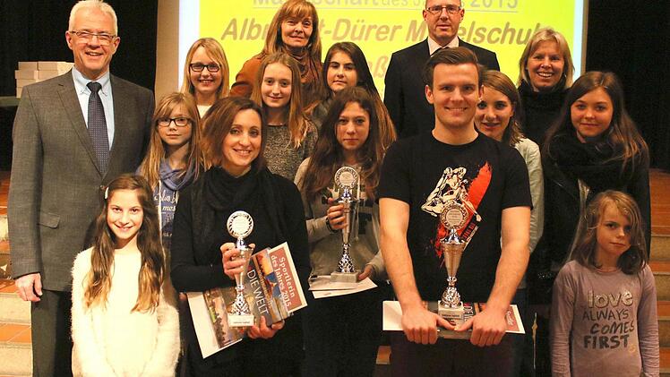 Auszeichnung für die Besten: Olga Mensch (vorne, Zweite von links), Yannick Wörtmannn stellvertretend für den verhinderten Sieger Felix Hartmann (daneben) sowie die Leichtathletik-Mädchen der Albrecht-Dürer-Mittelschule wurden als Haßfurts "Sportler des Jahres" gewürdigt. Bürgermeister Werner (links) und Matthias Lewin gratulierten.