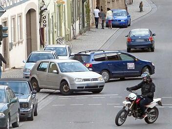 In der Zeiler Hauptstraße wird es manchmal ganz schön eng und unübersichtlich. Mit der Verkehrsüberwachung will die Stadt endlich Ordnung in den ruhenden Verkehr in der Innenstadt bringen. Unser Bild entstand am Montagabend kurz vor Beginn der Sitzung des Zeiler Stadtrates.  Foto: Klaus Schmitt