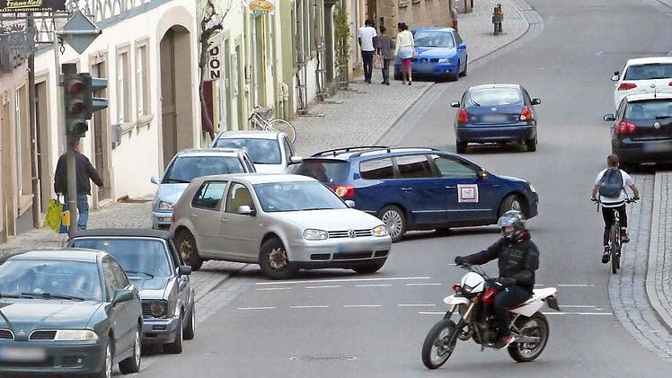 In der Zeiler Hauptstraße wird es manchmal ganz schön eng und unübersichtlich. Mit der Verkehrsüberwachung will die Stadt endlich Ordnung in den ruhenden Verkehr in der Innenstadt bringen. Unser Bild entstand am Montagabend kurz vor Beginn der Sitzung des Zeiler Stadtrates.  Foto: Klaus Schmitt
