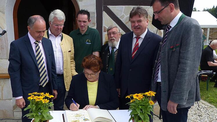 Landtagspräsidentin Barbara Stamm trug sich vor der Kapelle in Hinterrehberg ins Goldene Buch des Marktes Marktleugast ein.