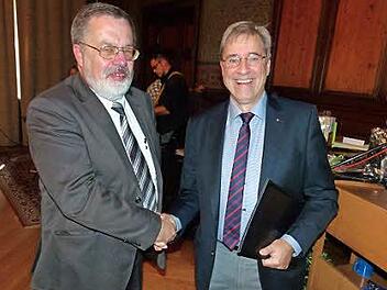 Extra aus Bayreuth angereist: Abteilungsdirektor Klemens M. Brosig (rechts), der Schulamtsdirektor a. D Gerhard Schelhorn (links) mit wohlwollenden Worten überraschte Foto: Lothar Weidner