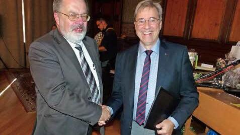 Extra aus Bayreuth angereist: Abteilungsdirektor Klemens M. Brosig (rechts), der Schulamtsdirektor a. D Gerhard Schelhorn (links) mit wohlwollenden Worten überraschte Foto: Lothar Weidner