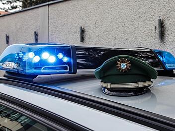 "Spektakulärer Anblick" auf A73 im Kreis Bamberg: Auto landet auf Betonleitwand