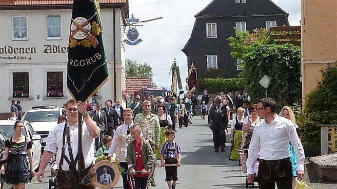 Stolz trägt Dirk Kreul die Schützenfahne von 1970.  Foto: Gerd Fleischmann