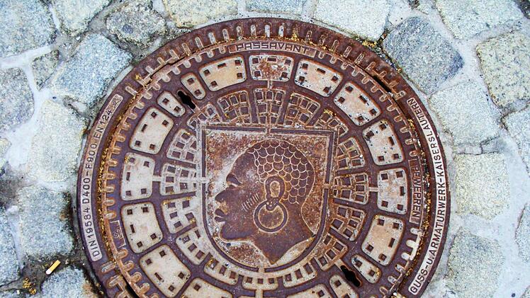 An vielen Stellen in Coburg anzutreffen: Kanaldeckel mit Mohrenkopf. Foto: Jochen Berger