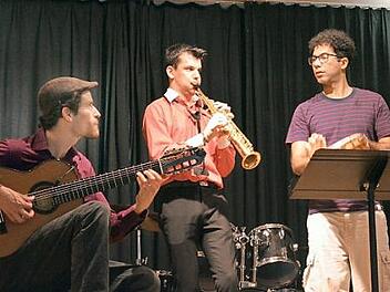 Musikstudenten aus Brasilien spielten zu Ehren des berühmten Höchstadters Johann Baptist Ritter von Spix in der nach ihm benannten Mittelschule.  Foto: Larissa Händel