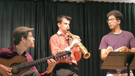 Musikstudenten aus Brasilien spielten zu Ehren des berühmten Höchstadters Johann Baptist Ritter von Spix in der nach ihm benannten Mittelschule.  Foto: Larissa Händel