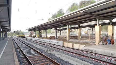 Mitte April: Die aus Beton gegossenen neuen Bahnsteigkanten werden Schritt für Schritt eingesetzt.