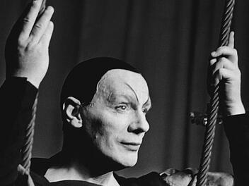 Der deutsche Schauspieler, Regisseur und Theaterintendant Gustaf Gründgens als Mephisto in einer Szene von Goethes Faust II in einer von ihm im Jahr 1959 am Deutschen Schauspielhaus Hamburg inszenierten AufführungArchiv, dpa