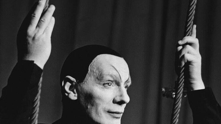 Der deutsche Schauspieler, Regisseur und Theaterintendant Gustaf Gründgens als Mephisto in einer Szene von Goethes Faust II in einer von ihm im Jahr 1959 am Deutschen Schauspielhaus Hamburg inszenierten AufführungArchiv, dpa
