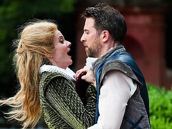Wird's noch was mit der Liebe zwischen der neuen Intendanz und den Theatergängern in der Region? Bernhard Loges und seine Mannschaft meinen ja, trotz des missglückten Auftaktes. Die Sommerfestspiele im Hofgarten jedenfalls , hier eine Szene mit Eva Marianne Berger und Frederik Leberle, haben die Stimmung wieder deutlich verbessert.  Foto: Henning Rosenbusch