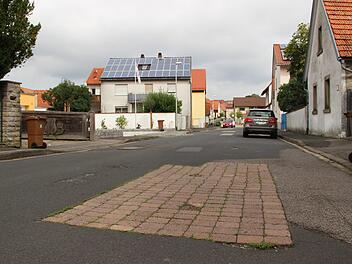 Nicht nur oberirdisch ist die Brunnenstraße in schlechtem Zustand. Unter der Fahrbahn macht vor allem die Kanalisation ernsthafte Probleme. Deshalb sollte nach Vorstellung des Gemeinderates im kommenden Jahr der Kanal- und Wasserleitungsbau starten.Heike Beudert