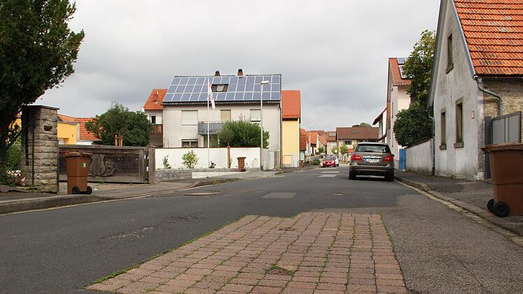 Nicht nur oberirdisch ist die Brunnenstraße in schlechtem Zustand. Unter der Fahrbahn macht vor allem die Kanalisation ernsthafte Probleme. Deshalb sollte nach Vorstellung des Gemeinderates im kommenden Jahr der Kanal- und Wasserleitungsbau starten.Heike Beudert