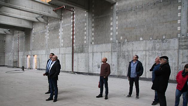 V&ouml;llig entkernt ist die M&uuml;nnerst&auml;dter Mehrzweckhalle. Die erste Sitzung des Haupt- und Finanzausschusses begann mit einer Besichtigung der Baustelle. Thomas Malz