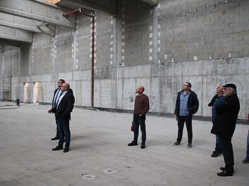 Völlig entkernt ist die Münnerstädter Mehrzweckhalle. Die erste Sitzung des Haupt- und Finanzausschusses begann mit einer Besichtigung der Baustelle. Thomas Malz