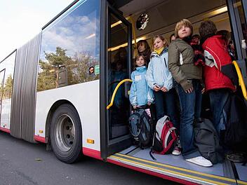 Wie voll werden Bambergs Stadtbusse zu Schuljahresbeginn? Das Archivbild aus Vor-Corona-Zeiten zeigt einen vollen Schulbus in Butzbach (Hessen), wo der ADAC mit Unterstützung der Polizei testete, wie viele Kinder wirklich in einen Gelenkbus hineinpassen.  Foto: Jan Potente/ADAC/dpa-Archiv