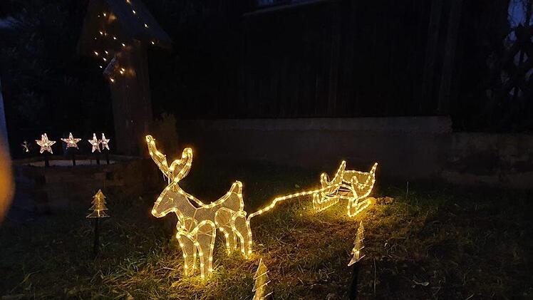 Rentiere und Schlitten liegen heuer voll im Trend, wie auch der Garten von Familie Schulze beweist.